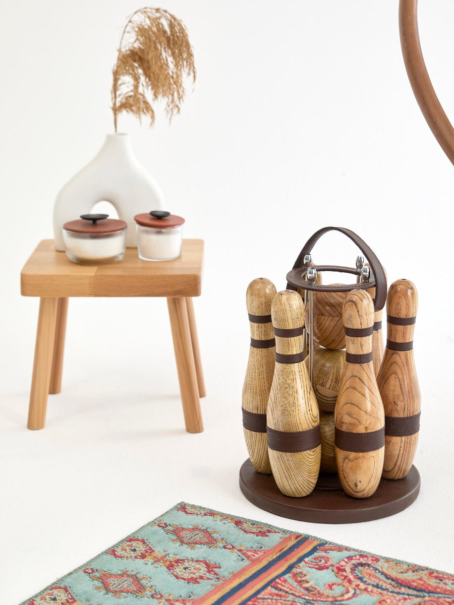 Holz Bowling Set mit Leder-Details - dekoratives Luxus Bowling Spiel Set (Indoor/Outdoor) Detail
