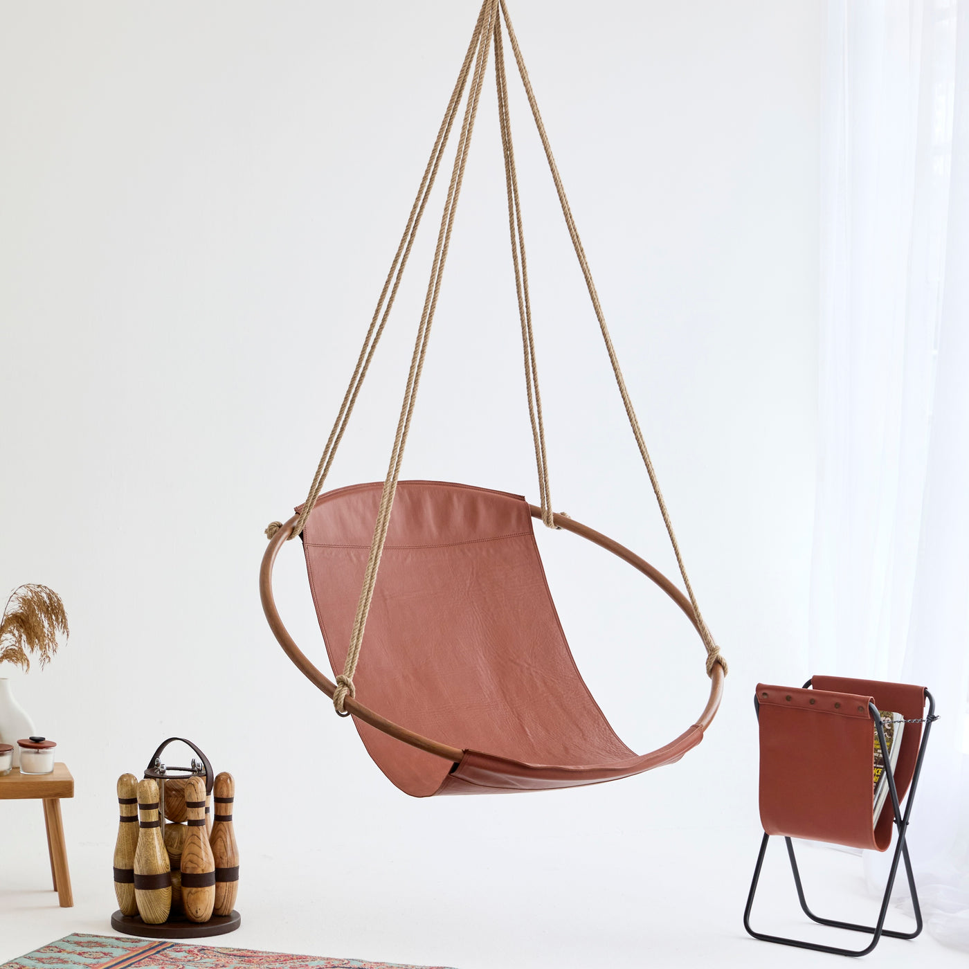 Hängesessel aus Echtleder mit Teak-Beschichtung (Ø 100 cm) — 1