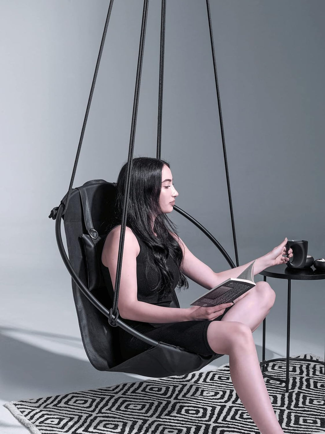 Runder Hängesessel aus Kunstleder (Ø 86 cm) – Indoor & überdachte Außenbereiche - Schwarz — 4