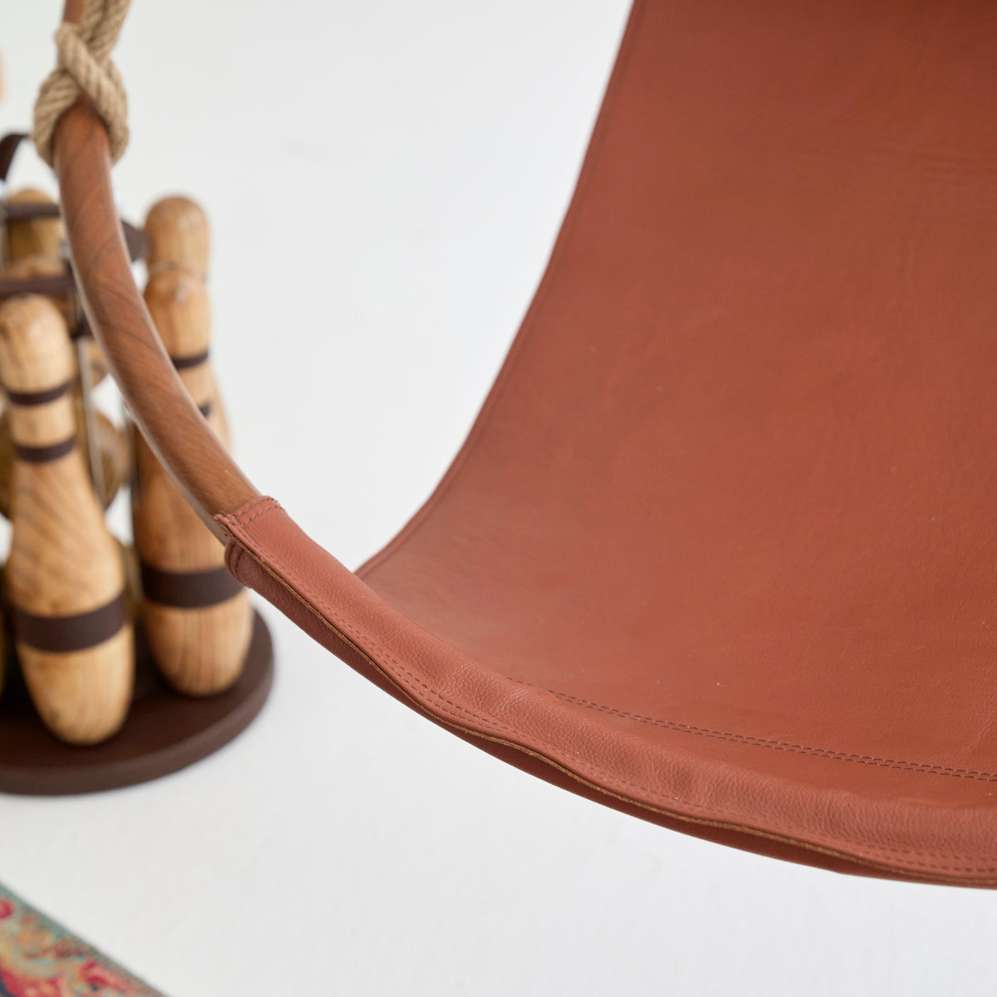 Hängesessel aus Echtleder mit Teak-Beschichtung (Ø 100 cm) — 8